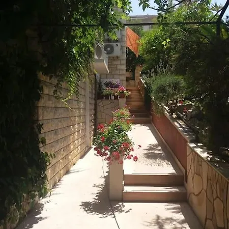 Spacious Apartment, Tania *